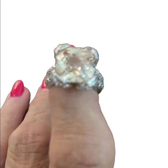 Gorgeous designer ring in size 7. See photos for measurements. Silver color. - Picture 1 of 7
